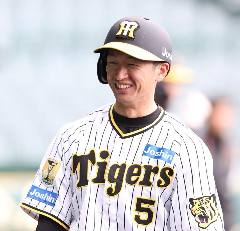 　打撃練習を前に笑顔を見せる近本（撮影・中田匡峻）