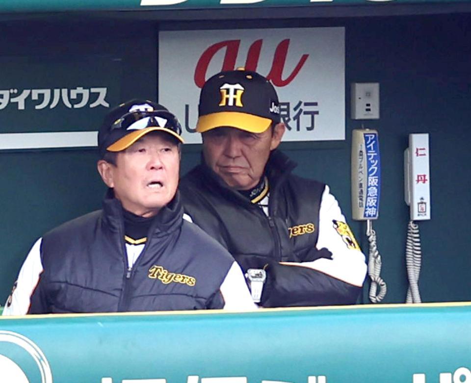 　試合が終了し、ベンチで厳しい表情を見せる岡田監督（右）＝撮影・山口登