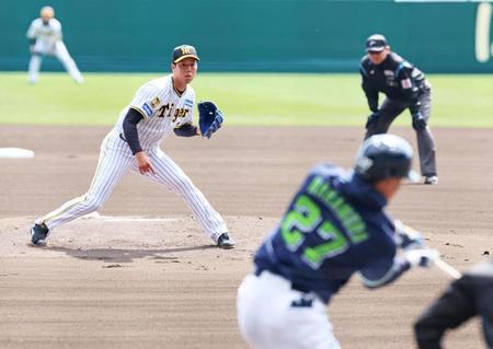 　１回、中村から見逃し三振を奪う青柳（撮影・立川洋一郎）