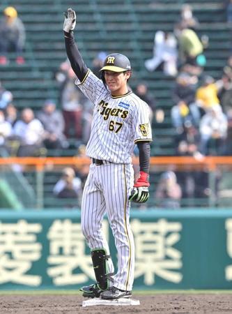 　３回、２点適時打を放った高寺は右手を掲げる（撮影・北村雅宏）