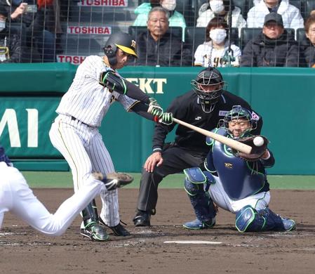 　３回、左前に適時打を放つ高寺（撮影・山口登）