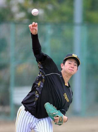 　キャッチボールをする下村（撮影・伊藤笙子）