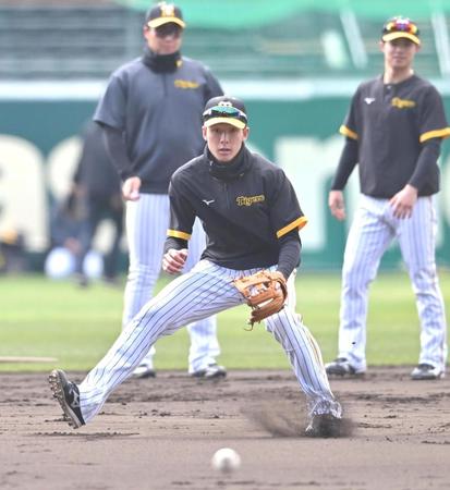 　試合前、ノックを受ける小幡（撮影・北村雅宏）