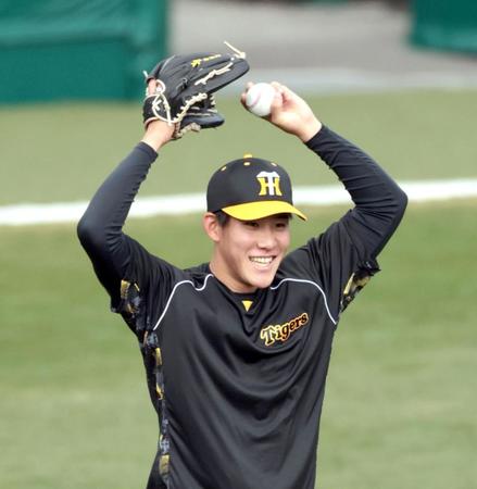 　練習中、笑顔を見せる富田（撮影・山口登）