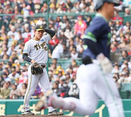 　２回、内山に先制ソロを浴びる富田（撮影・立川洋一郎）