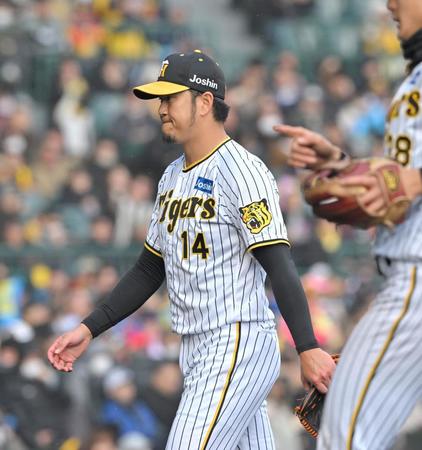 　７回、勝ち越しを許し、ベンチに戻る岩貞（撮影・北村雅宏）