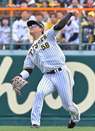 　４回、松本直の右前打を処理し、二塁手・中野へ送球する前川（撮影・北村雅宏）