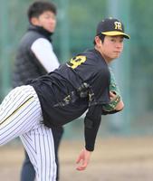 　キャッチボールをする下村（撮影・伊藤笙子）