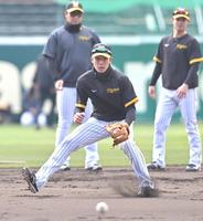 　試合前、ノックを受ける小幡（撮影・北村雅宏）