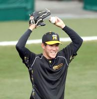 　練習中、笑顔を見せる富田（撮影・山口登）