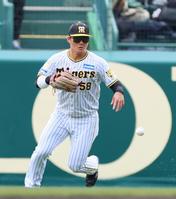 　４回、松本直の打球を処理する前川（撮影・立川洋一郎）