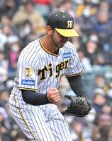 　６回、武岡を空振り三振に仕留め、拳を握るゲラ（撮影・北村雅宏）