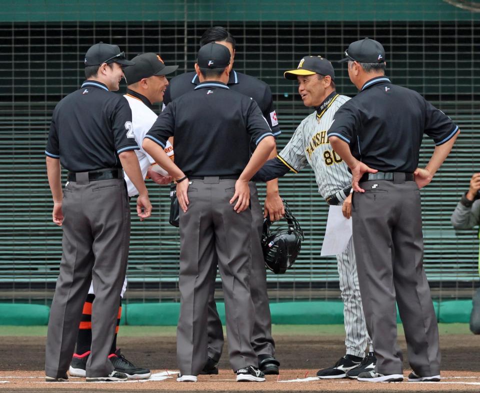 　巨人・阿部監督とメンバー表を交換する岡田監督＝２月２３日撮影