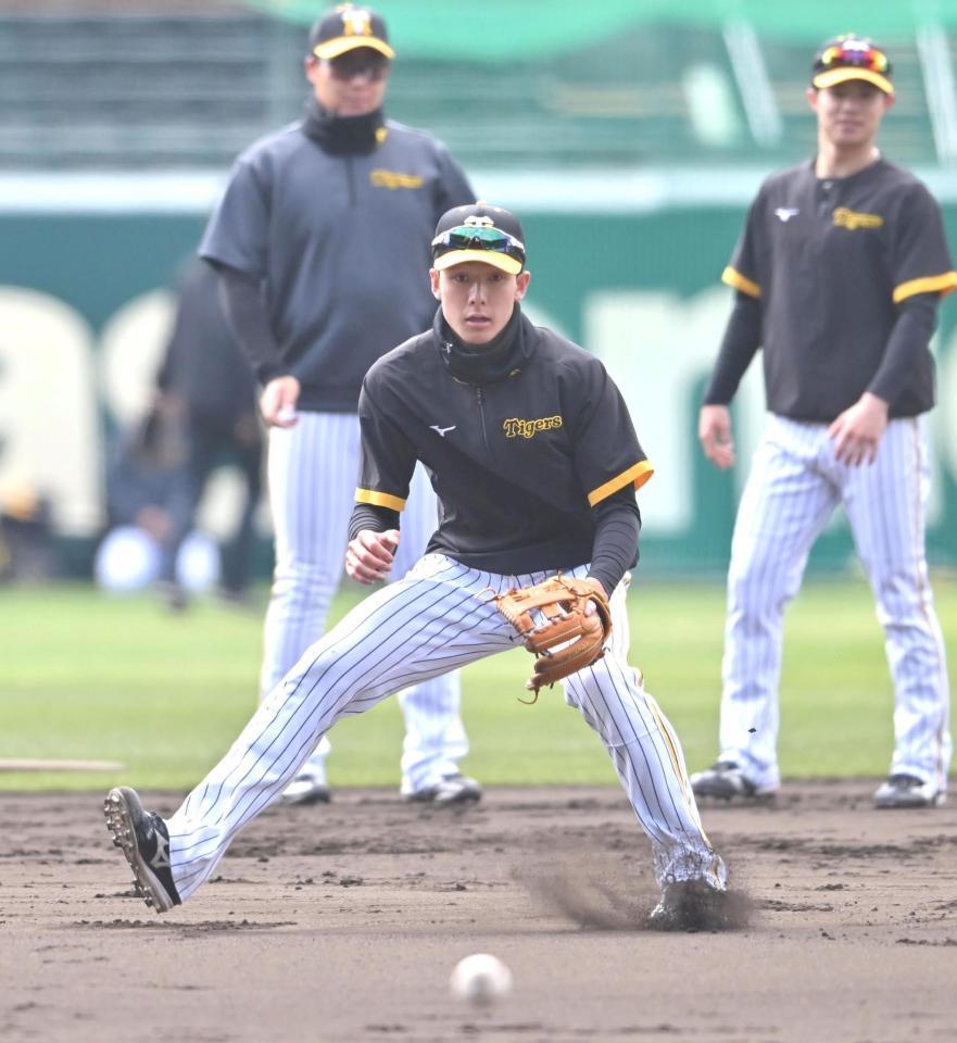 　試合前、ノックを受ける小幡（撮影・北村雅宏）