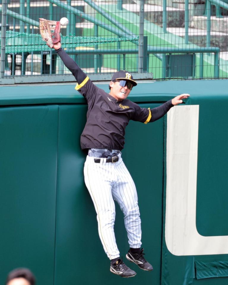 　フェンス際で守備練習する前川（撮影・山口登）