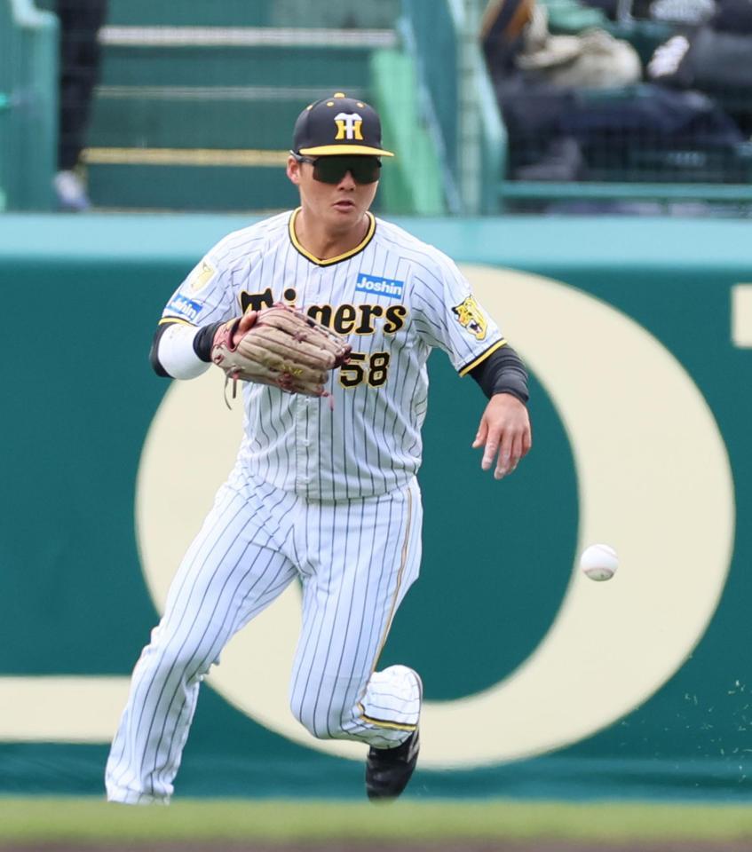 　４回、松本直の打球を処理する前川（撮影・立川洋一郎）