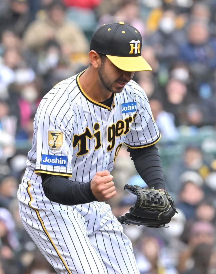 　６回、武岡を空振り三振に仕留め、拳を握るゲラ（撮影・北村雅宏）