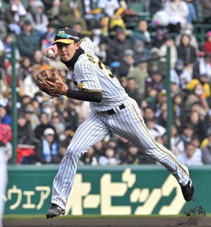 　６回、内山のゴロを軽快にさばく小幡（撮影・北村雅宏）