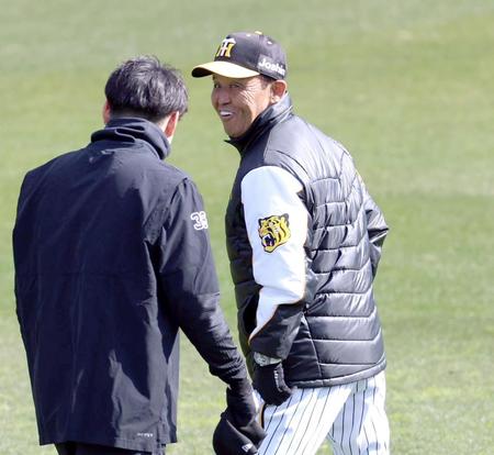 　馬場（左）からあいさつされ笑顔を見せる岡田監督（撮影・山口登）