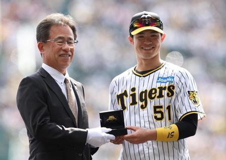 　粟井社長（左）からチャンピオンリングを受け取った中野（撮影・中田匡峻）