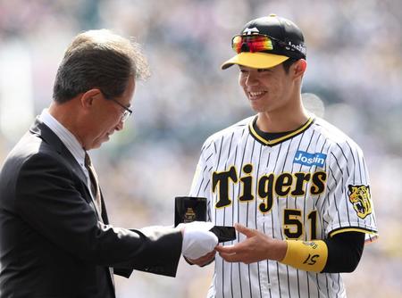 　粟井社長（左）からチャンピオンリングを受け取り、笑顔を見せる中野（撮影・中田匡峻）