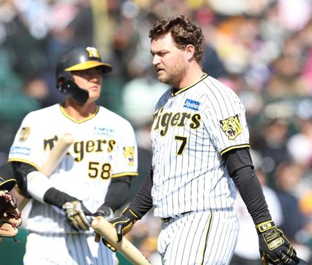 　４回、好機で見逃し三振に倒れたノイジー（撮影・中田匡峻）