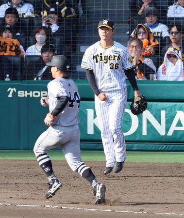 　８回、追加点を許す浜地（撮影・山口登）