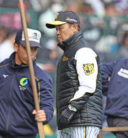 　３回裏の攻撃を終え、選手交代を告げた岡田監督（撮影・中田匡峻）