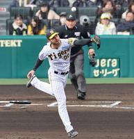 　６回、内山の打球に飛びつくゲラ（撮影・山口登）