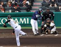 　６回、空振り三振に倒れる武岡（投手・ゲラ、捕手・坂本）