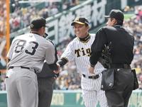 　試合前、阿部監督と握手をする岡田監督（撮影・田中太一）