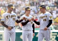 　新入団選手紹介で、ゲラ（左）、椎葉（右）とタッチを交わす下村（撮影・田中太一）