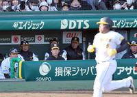 　９回、ミエセスが倒れ試合終了し、ベンチの岡田監督（中央右）は厳しい表情を見せる（撮影・山口登）