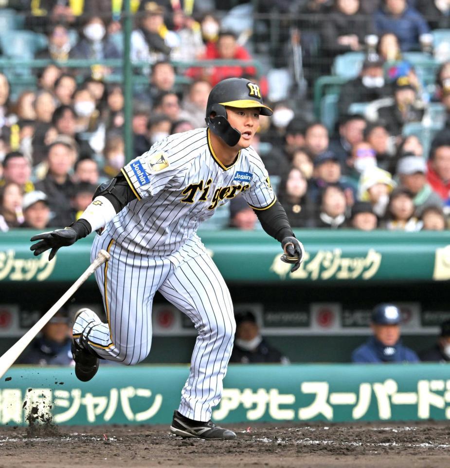 　４回、適時二塁打を放つ前川（撮影・北村雅宏）