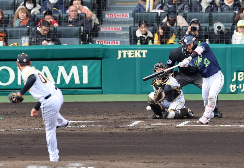 　６回、遊ゴロに倒れる内山壮（投手・ゲラ、捕手・坂本）