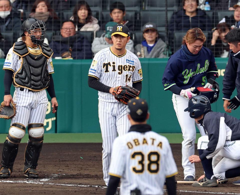 　７回、浜田に押し出し死球を許す岩貞（撮影・山口登）