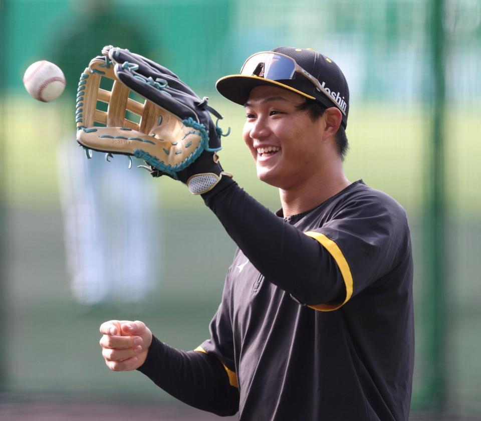 　キャッチボールをする森下（撮影・中田匡峻）