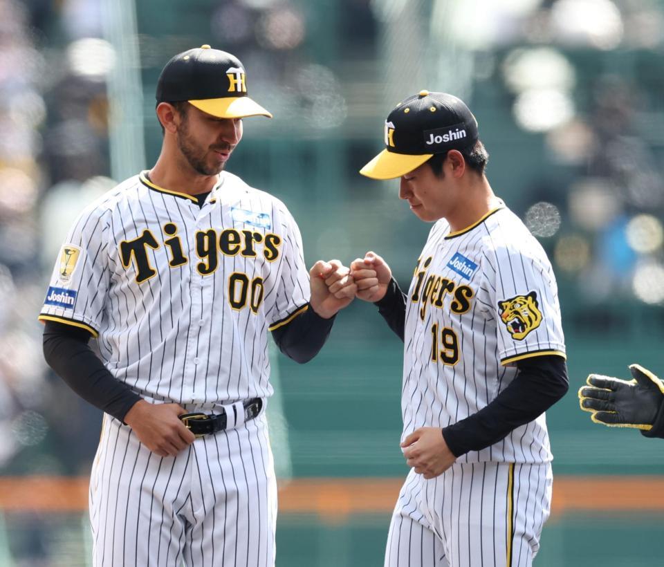 　新入団選手紹介でグラウンドに登場し、タッチを交わすゲラ（左）と下村（撮影・中田匡峻）