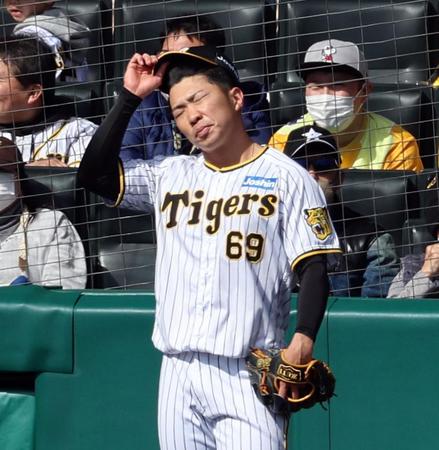 　４回、先制を許しガックリの石井（撮影・山口登）