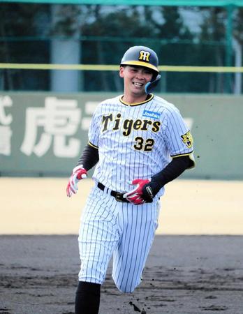 　２回、右越え三塁打を放った井上