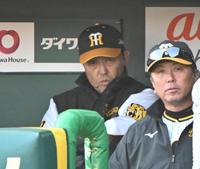 　９回、試合を見つめる岡田監督（左）