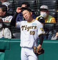 　４回、先制を許しガックリの石井（撮影・山口登）