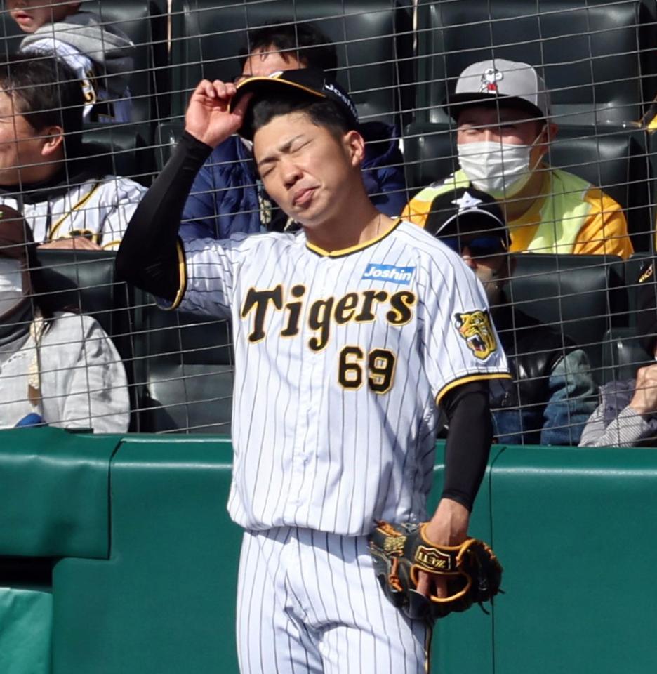 　４回、先制を許しガックリの石井（撮影・山口登）