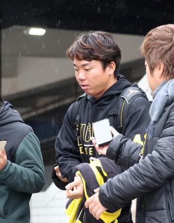 　雨が降る中、取材を受け引き揚げる村上（撮影・中田匡峻）