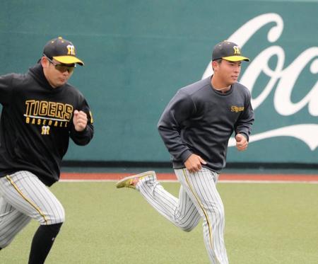 　２軍本隊に合流し、アップをする椎葉