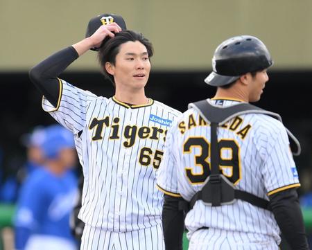 　教育リーグ・中日戦で高橋周に勝ち越し打を浴びた湯浅。右は栄枝＝８日