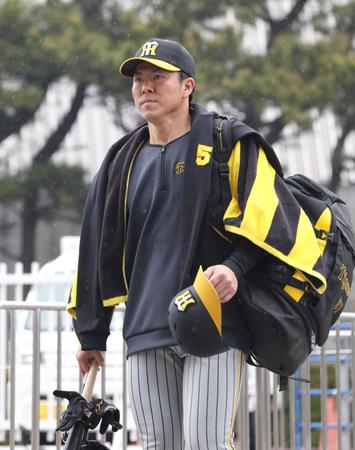 　室内での練習を終えて引き揚げる長坂（撮影・西岡正）