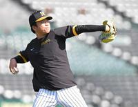 　キャッチボールで調整する村上（撮影・石井剣太郎）