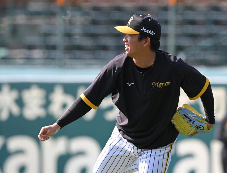 　笑顔でキャッチボールする村上（撮影・石井剣太郎）