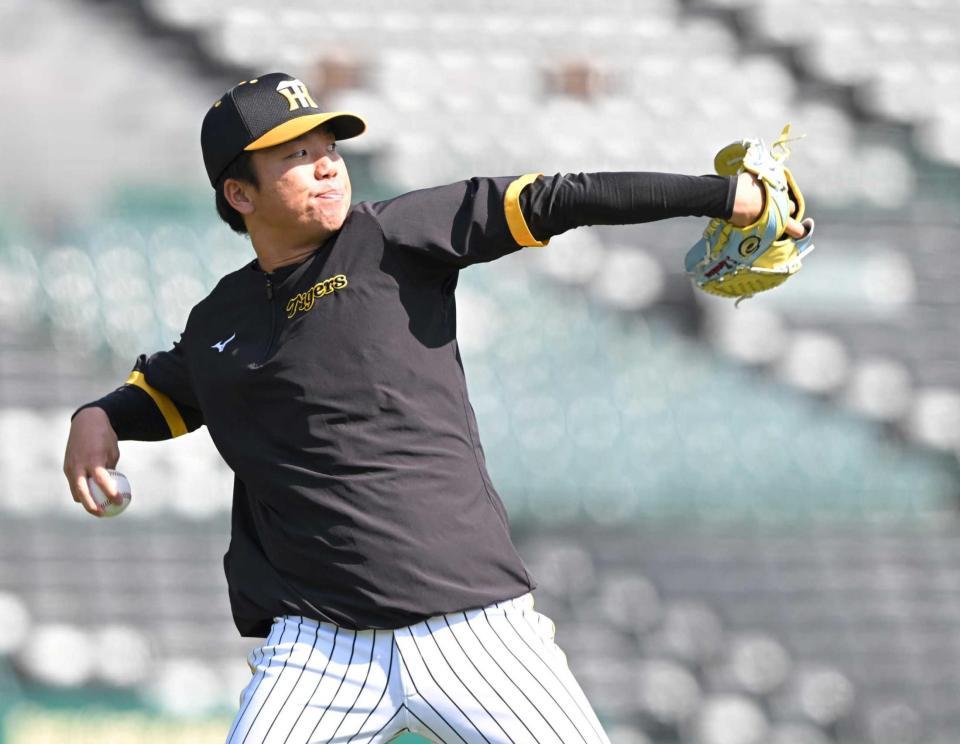 　キャッチボールで調整する村上（撮影・石井剣太郎）